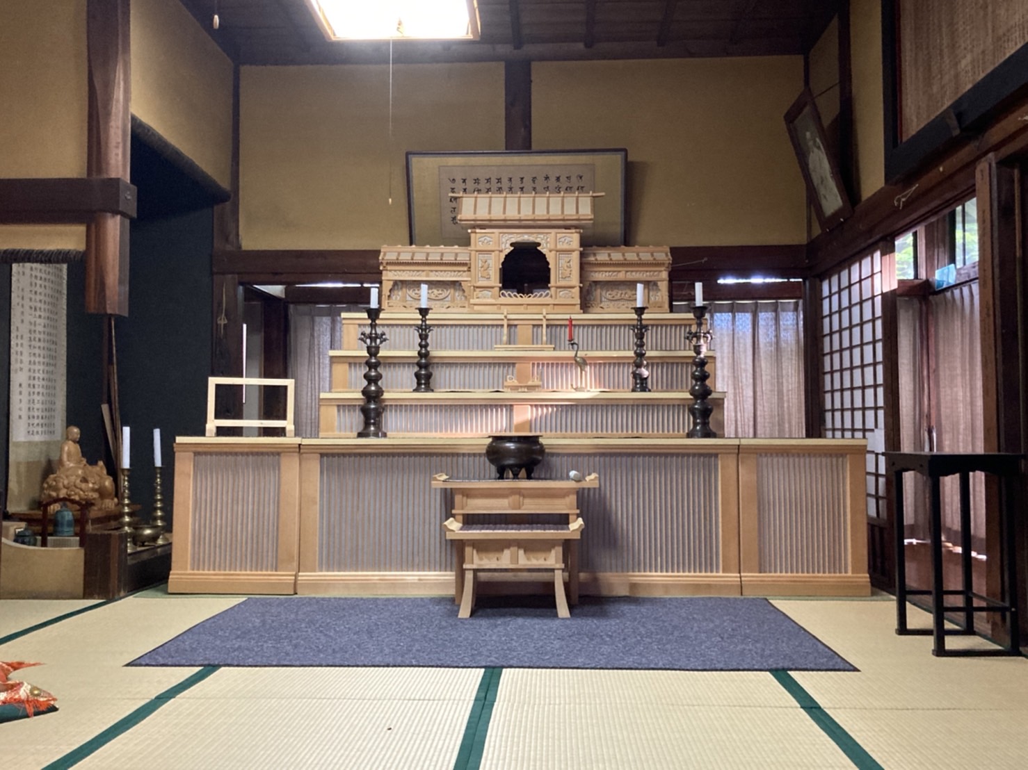 ご本尊の右奥の間に安置されている貸出用祭壇